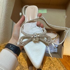 pointed toe bow heels